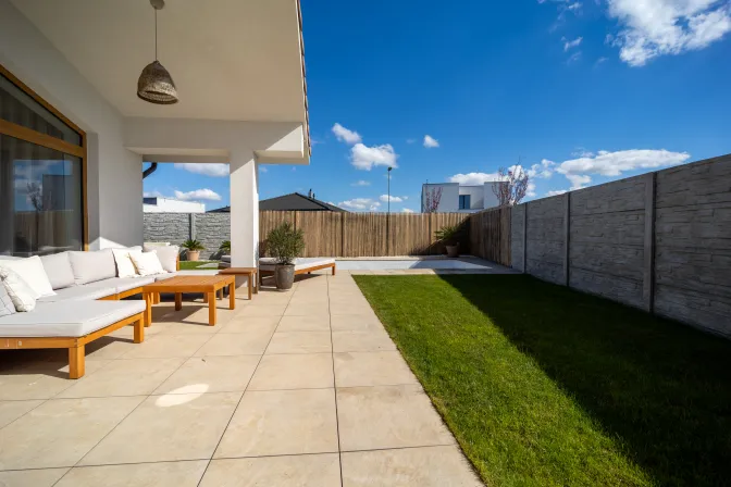 URBANISTA | Luxusný, 100% dokončený a zariadený bungalov s bazénom