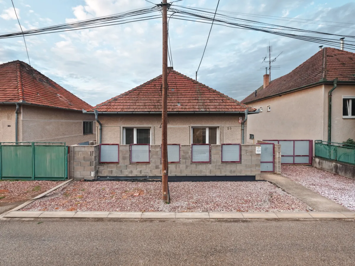 URBANISTA | Predaj rodinného domu s veľkým pozemkom blízko centra – Veľký Kýr